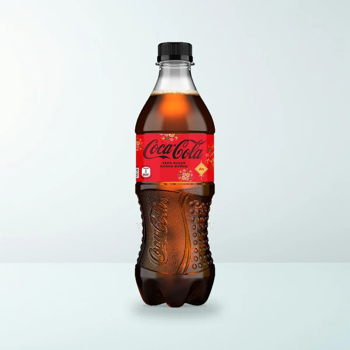 Nước Giải Khát Coca-Cola Không Đường (Zero Sugar) Chai Nhựa PET 390 ml — Ảnh chụp bao bì sản phẩm thực tế Nước Giải Khát Coca-Cola Không Đường (Zero Sugar) Chai Nhựa PET 390 ml — Ảnh chụp bao bì sản phẩm thực tế