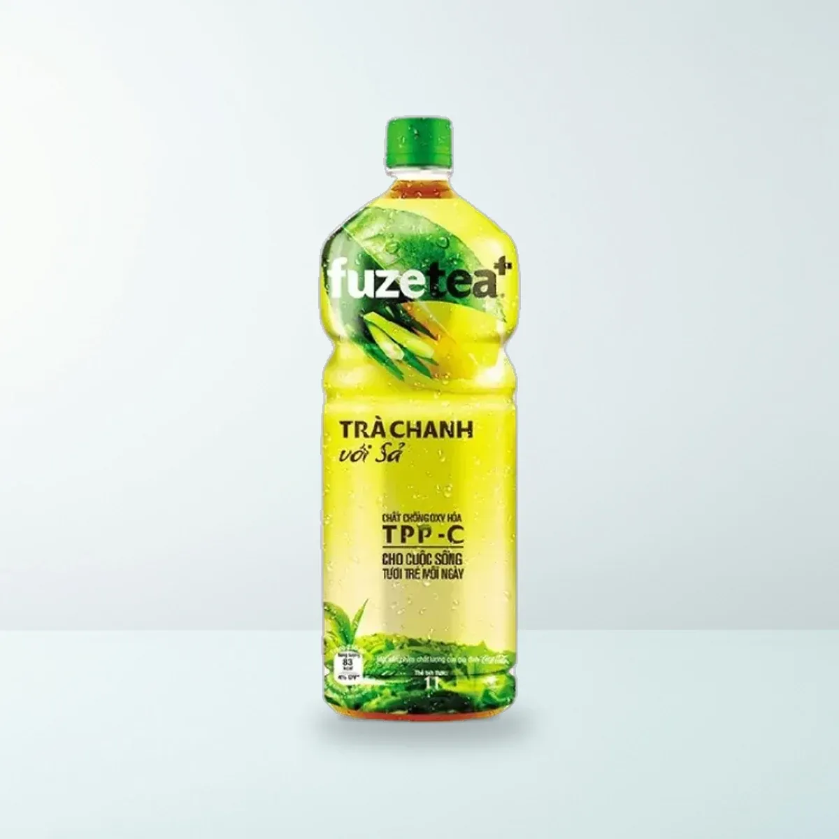 Thực Phẩm Bổ Sung: Trà Chanh Sả Fuze Tea Chai Nhựa PET 1 L — Ảnh chụp bao bì sản phẩm thực tế Thực Phẩm Bổ Sung: Trà Chanh Sả Fuze Tea Chai Nhựa PET 1 L — Ảnh chụp bao bì sản phẩm thực tế