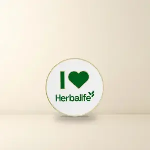 Huy hiệu tròn I Love Herbalife nền trắng viền vàng kim chữ và biểu tượng trái tim xanh lá
