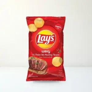 Bao bì mặt trước Snack Khoai Tây Lay's Wavy Vị Thăn Bò Nướng Texas Gói 90 g chính hãng Lay's