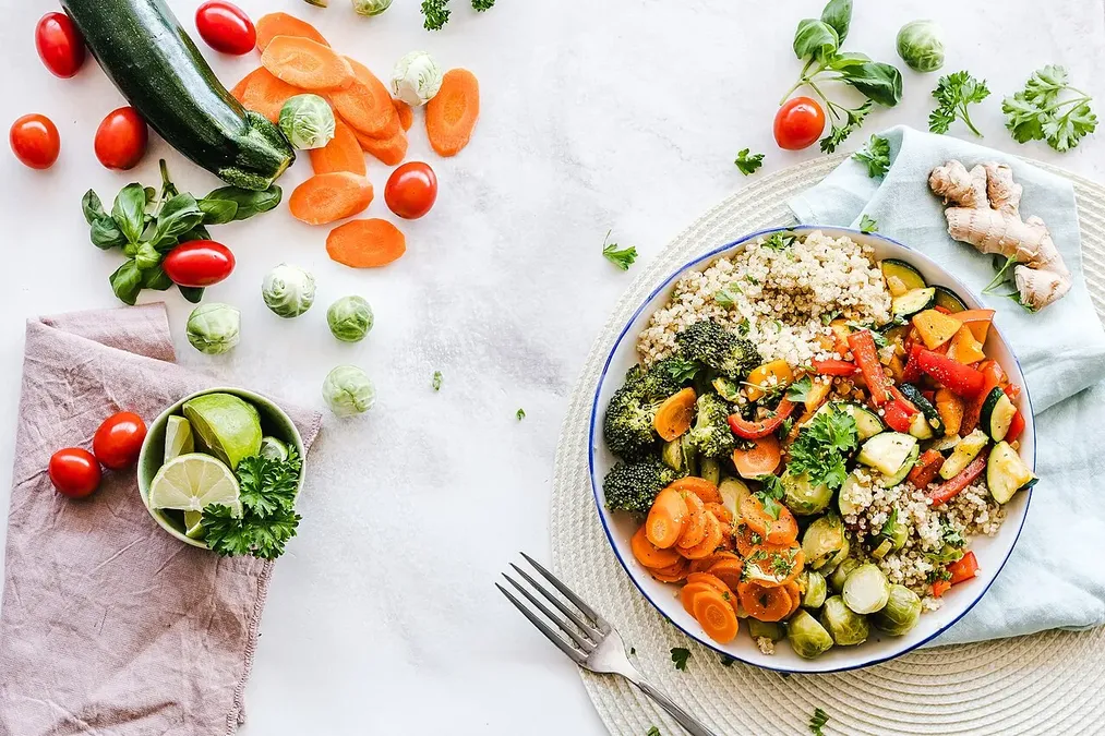 Đạm thực vật và đạm động vật: Cách kết hợp nguồn protein cân đối cho người trưởng thành