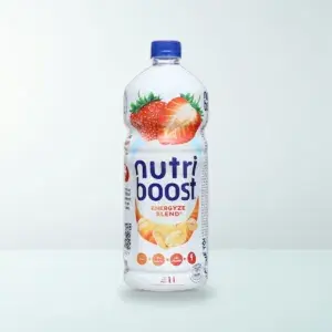 Thực Phẩm Bổ Sung: Nước Uống Sữa Trái Cây Nutriboost Hương Dâu Chai Nhựa PET 1 L — Ảnh chụp bao bì sản phẩm thực tế