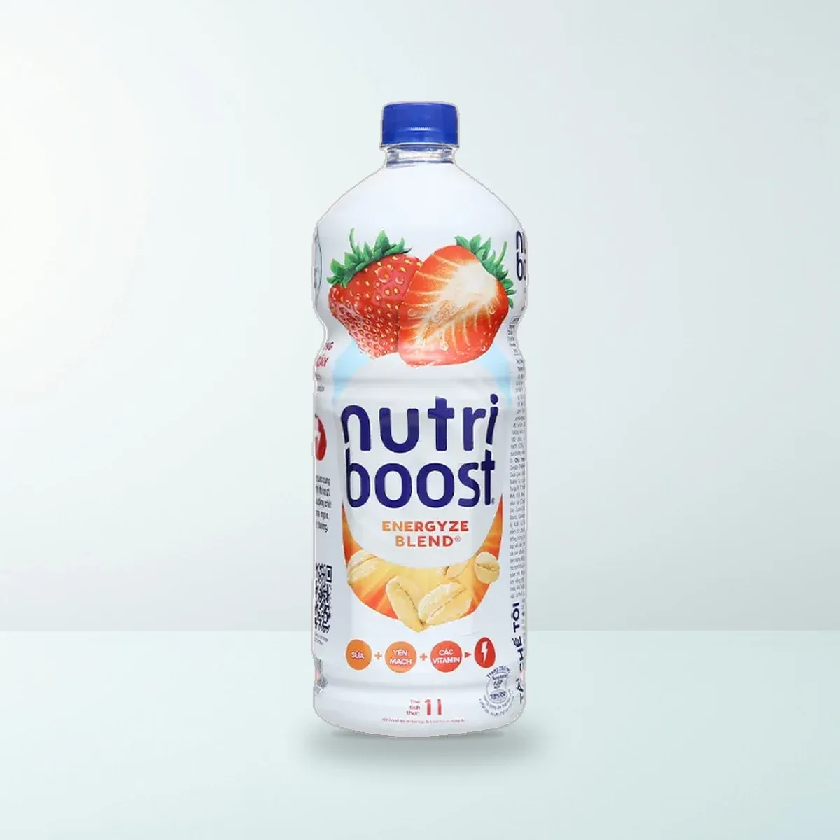 Thực Phẩm Bổ Sung: Nước Uống Sữa Trái Cây Nutriboost Hương Dâu Chai Nhựa PET 1 L — Ảnh chụp bao bì sản phẩm thực tế Thực Phẩm Bổ Sung: Nước Uống Sữa Trái Cây Nutriboost Hương Dâu Chai Nhựa PET 1 L — Ảnh chụp bao bì sản phẩm thực tế